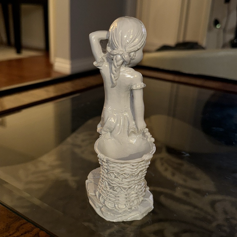 Unique girl with basket figurine - Picture 4 of 4